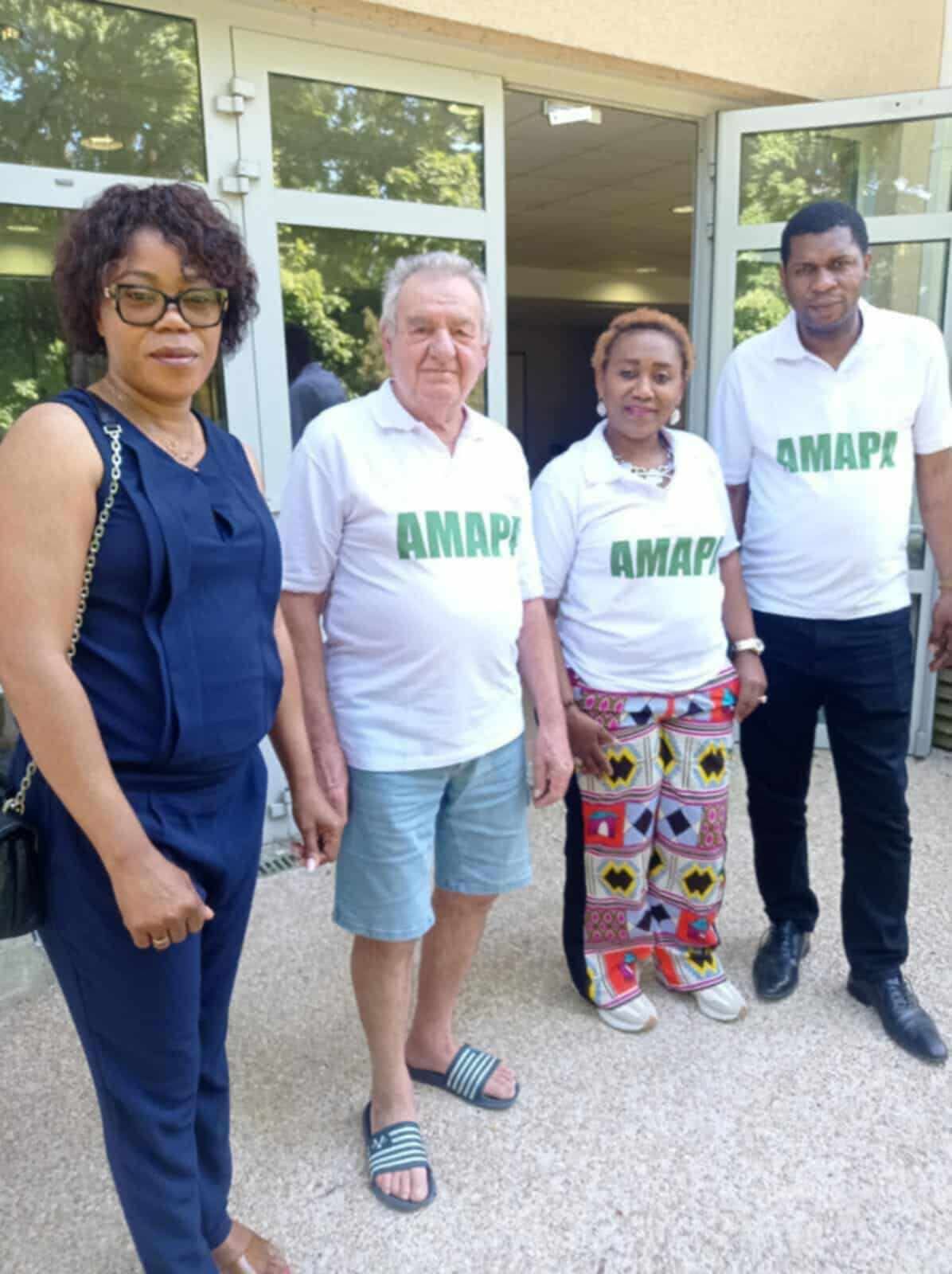 L'équipe AMAPA en polo de l'association devant un établissement à Toury