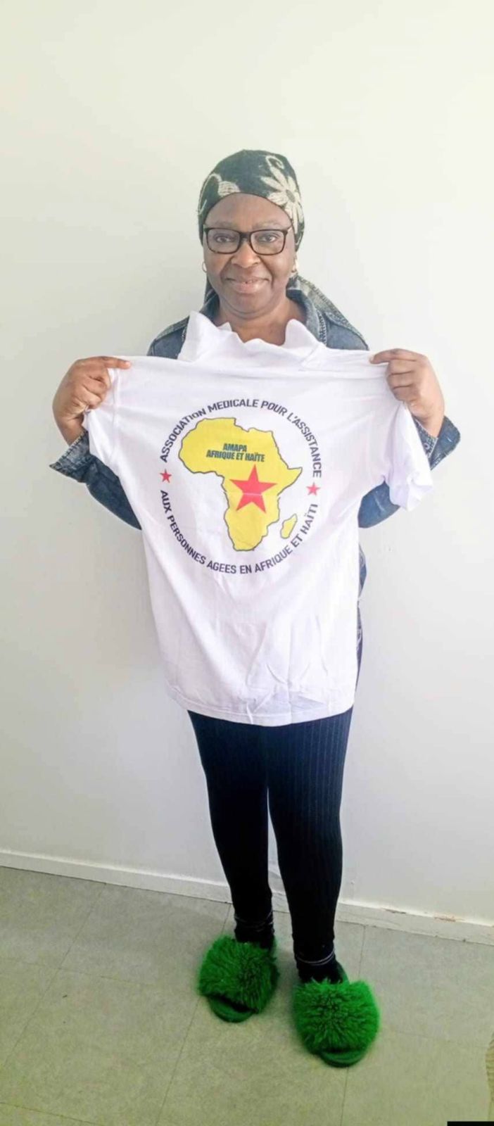 Une bénévole présente le t-shirt AMAPA Afrique et Haïti