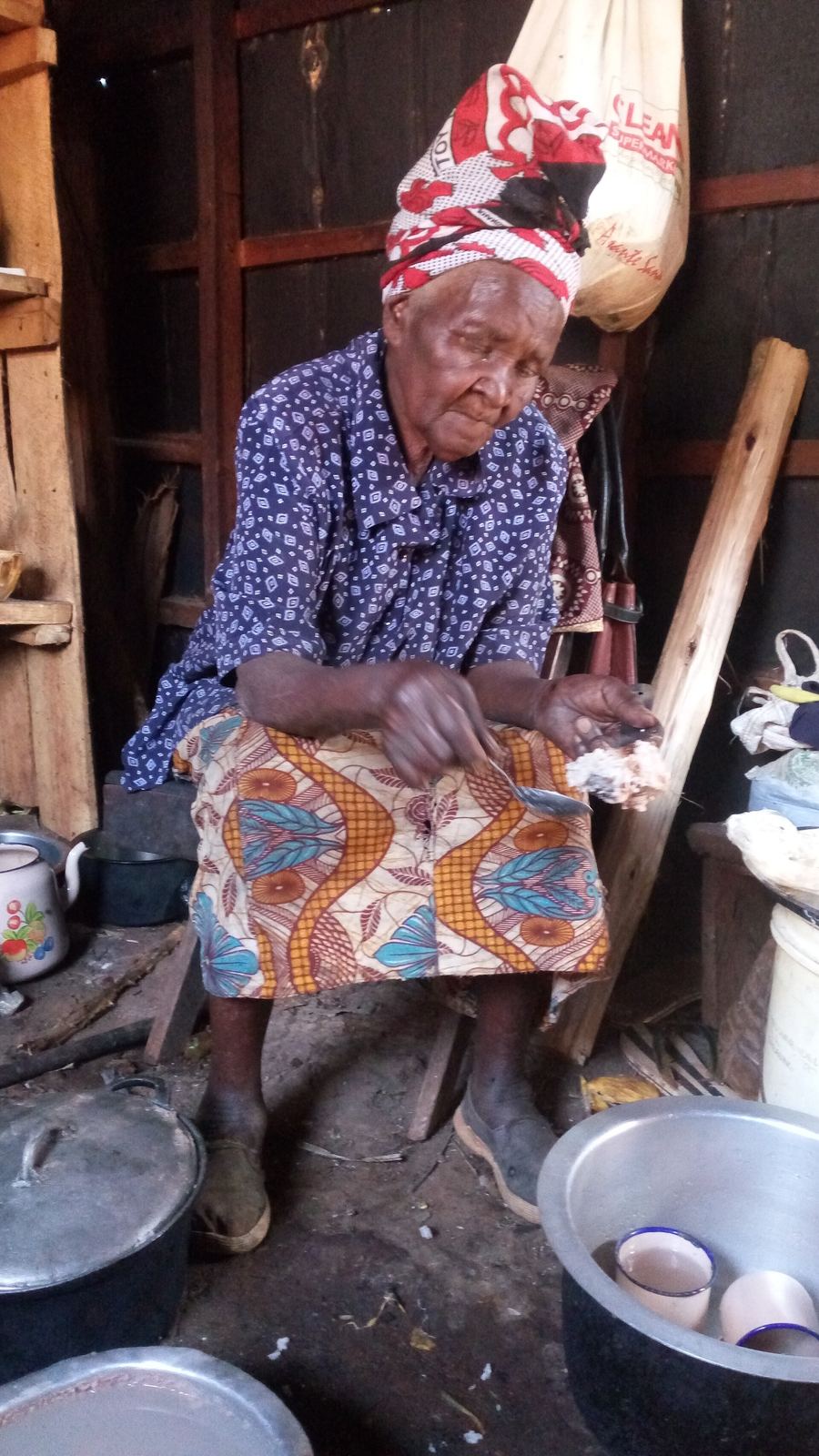 Grand-mère préparant le repas dans sa cuisine
